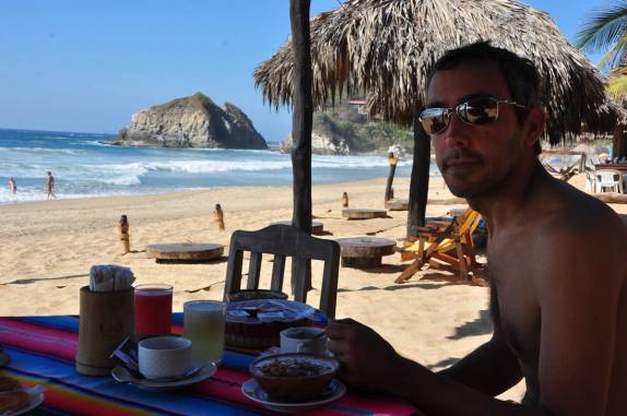 Pura saúde no café da manhã na praia em Zipolite, no litoral Pacífico do México